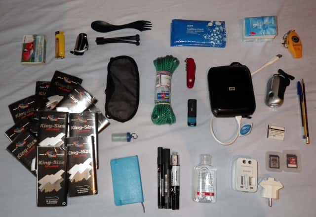 Pablo prepares the backpack (II): Small extras