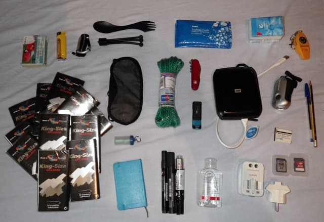 Pablo prepares the backpack (II): Small extras